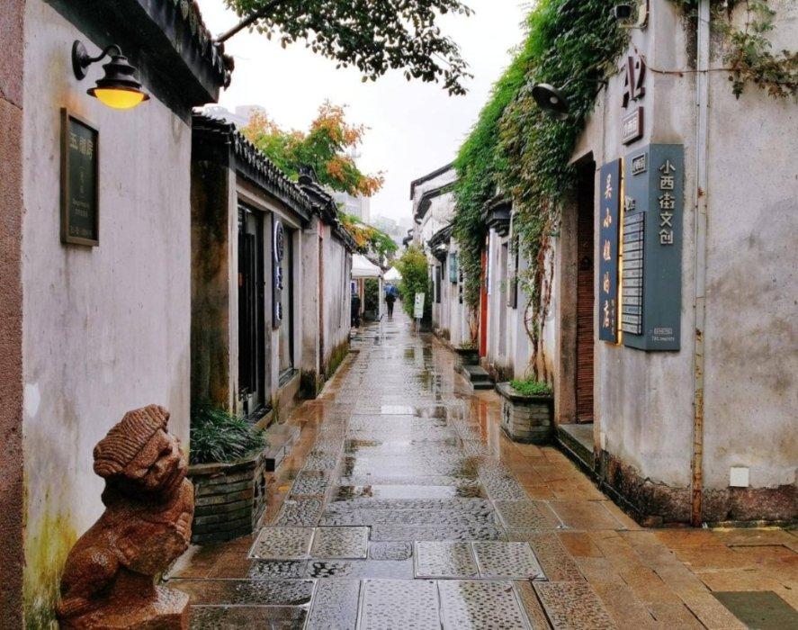 27岁的男人和21岁的女人能在一起谈恋爱吗？